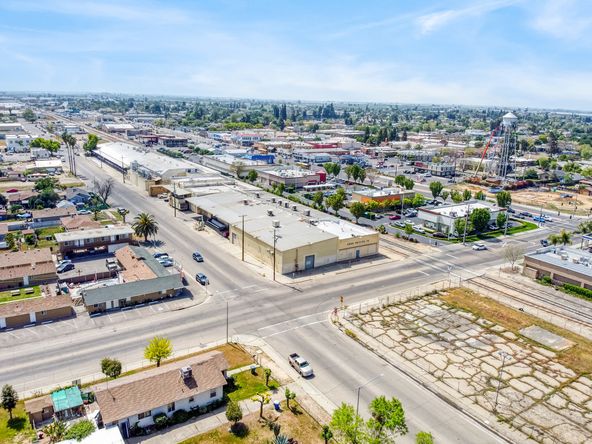 ±86,000 SF High Exposure Industrial Building on 2.42 Acres : 661 L St, Sanger, CA 93657